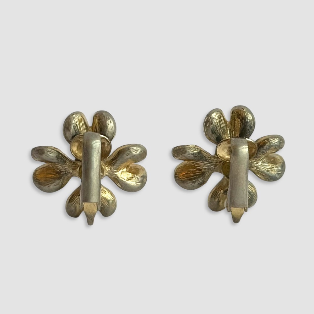 Vintage Mid Century White Enamel Dogwood Flower Earrings Gold Tone Retro Floral - Picture 4 of 5